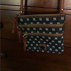 NWOT - New York Yankees Dooney & Bourke Sinature Small  Corssbody Bag